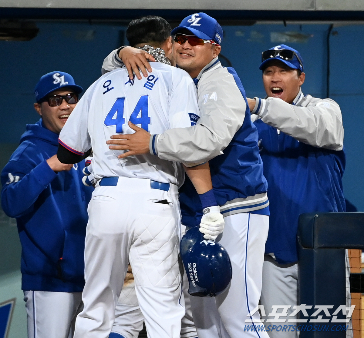 기적의 역전 만루포에 달아오른 사자군단, 오재일 뜨겁게 안아준 강민호와 …