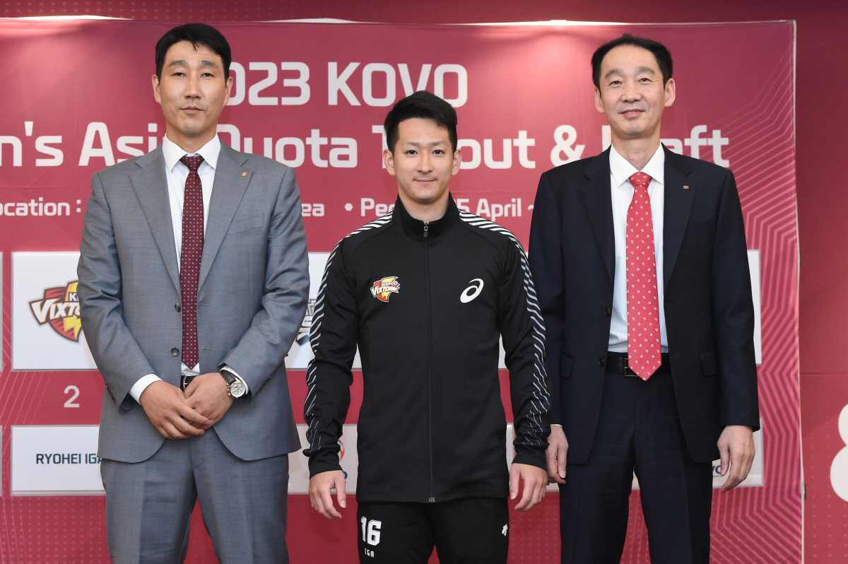 "이케멘?" 녹아내린 日리베로, 임성진과 미남 듀오 될까…2사령탑은 '물…