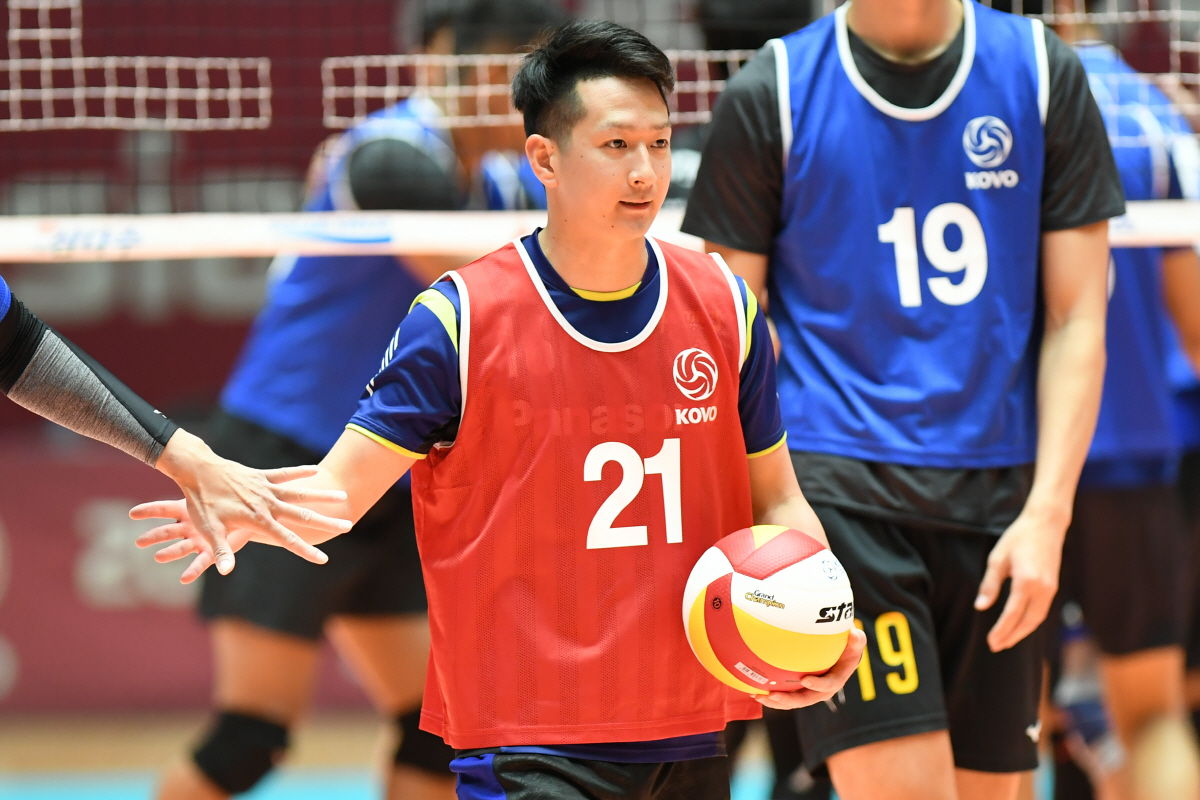 "이케멘?" 녹아내린 日리베로, 임성진과 미남 듀오 될까…2사령탑은 '물…