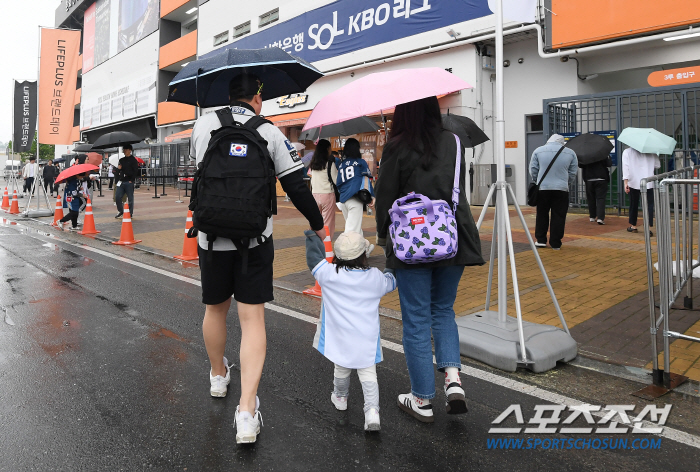 비도 아랑곳하지 않고 경기장 찾은 한화 팬 가족의 이글스 사랑…예정대로 …