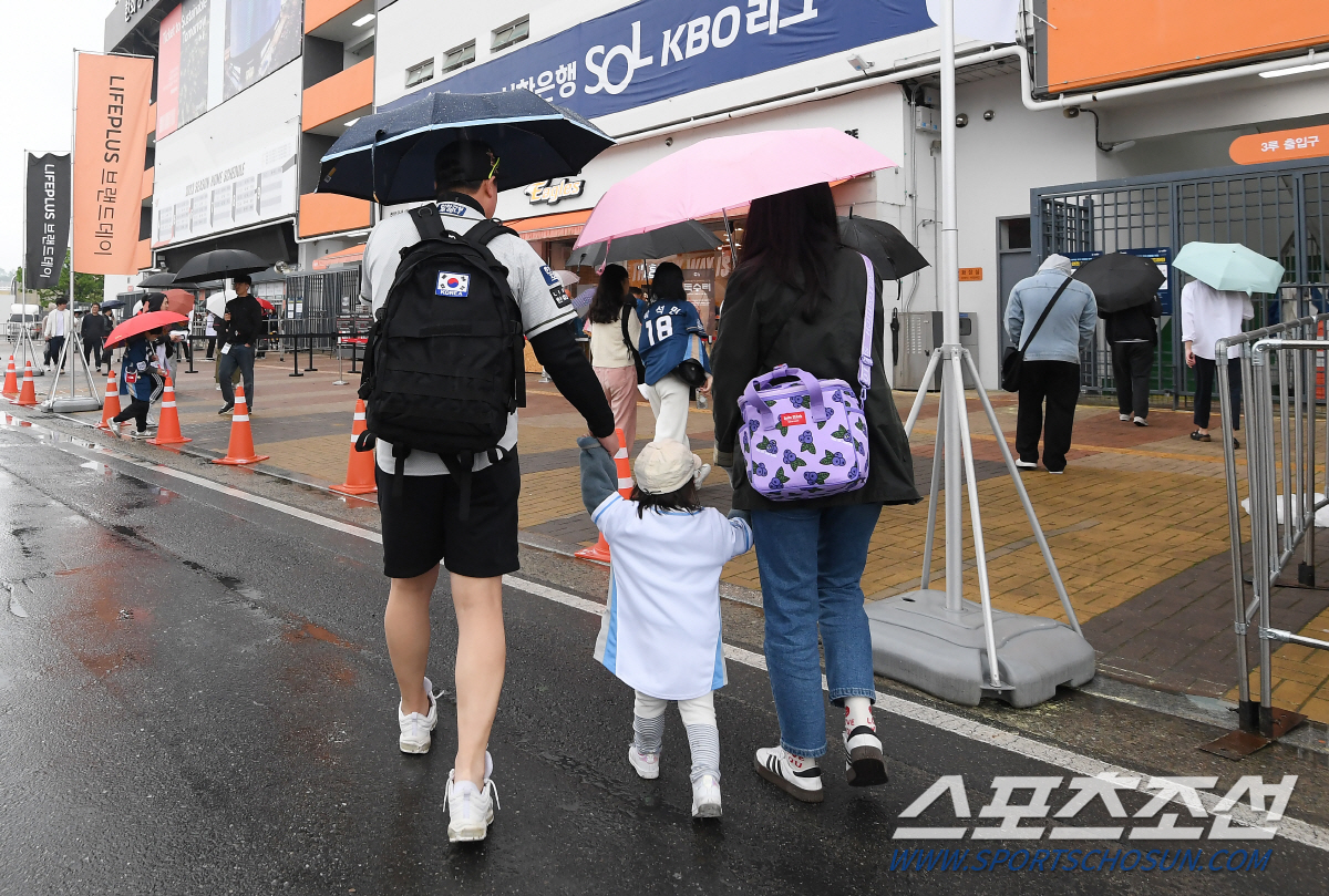 비도 아랑곳하지 않고 경기장 찾은 한화 팬 가족의 이글스 사랑…예정대로 …