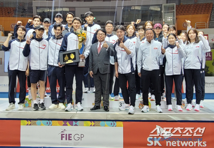 '발목부상 딛고 2연패'어펜져스 오상욱"경기X 자신과의 싸움 모두 이겼다…