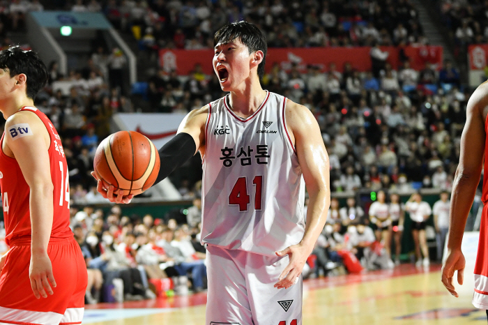 '기적의 KGC' 라이언킹 오세근 23점 포효, 13점 뒤집고 3차전 승…