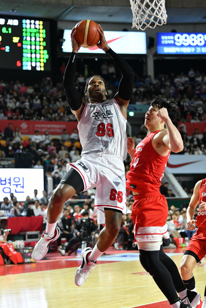 '기적의 KGC' 라이언킹 오세근 23점 포효, 13점 뒤집고 3차전 승…