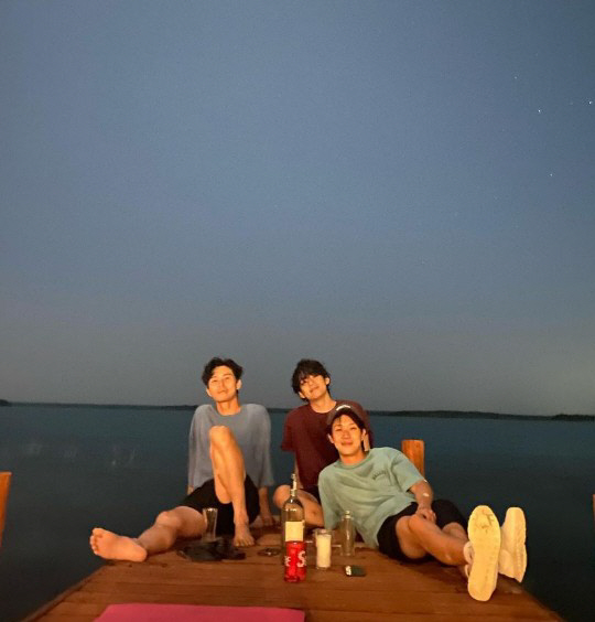 최우식, 박서준X뷔와 "너무나 행복했어. 매일 이렇게 지내고 싶다"