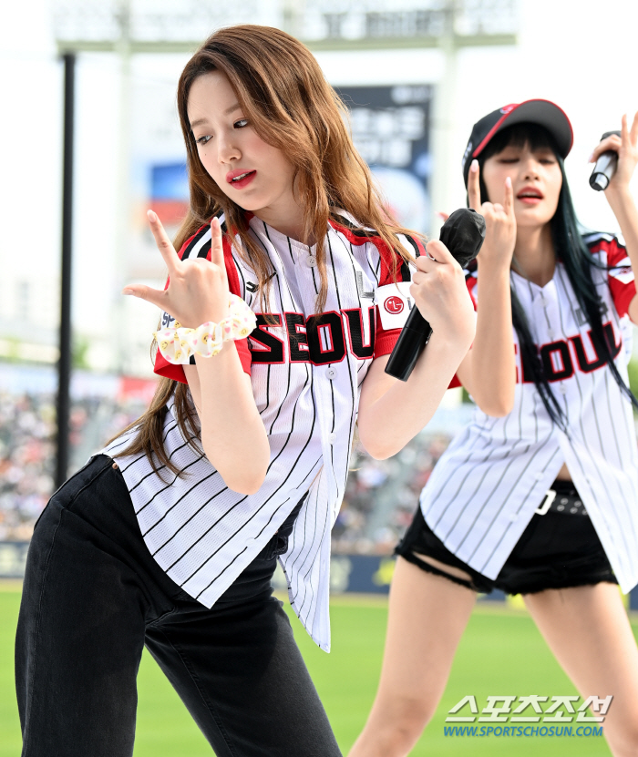 '야구장에서 매력폭발' (여자)아이들, 'TOMBOY' 잠실야구장 공연무…
