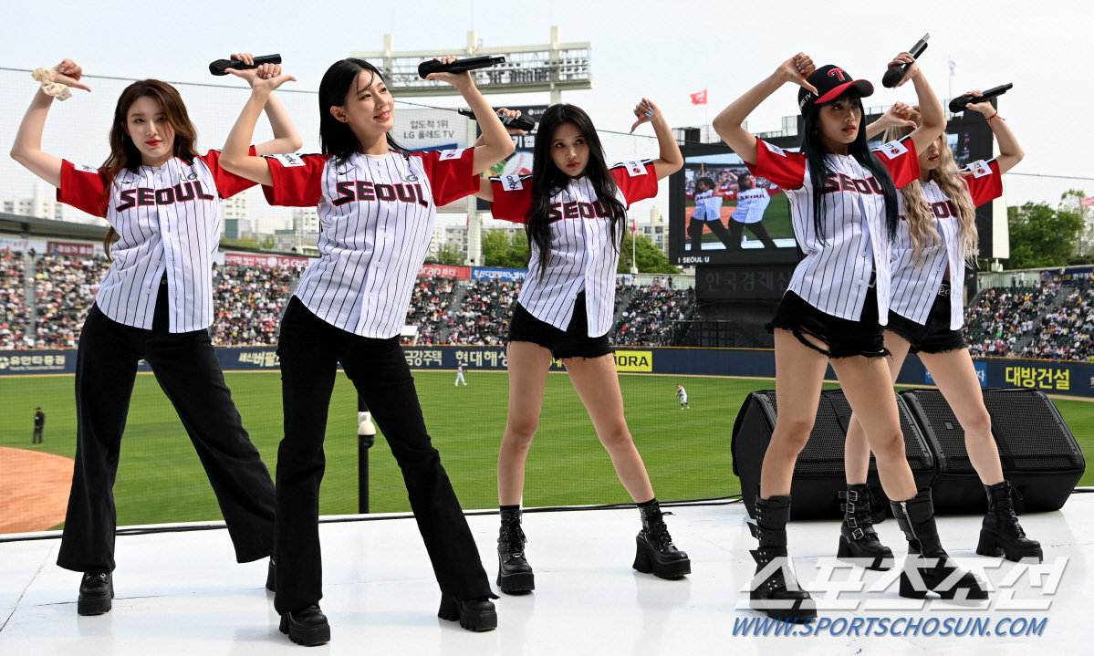 (여자)아이들 미연의 시구, 야구장 밝힌 청순미모[잠실 현장]