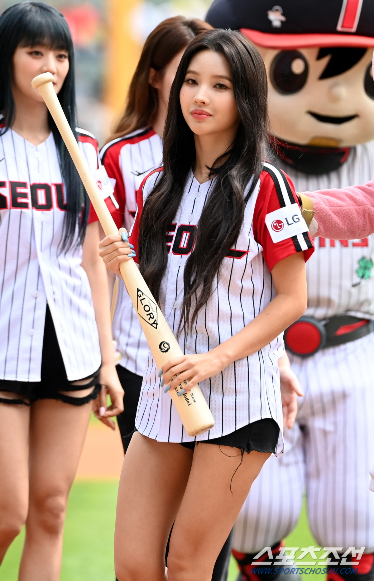 (여자)아이들 미연의 시구, 야구장 밝힌 청순미모[잠실 현장]