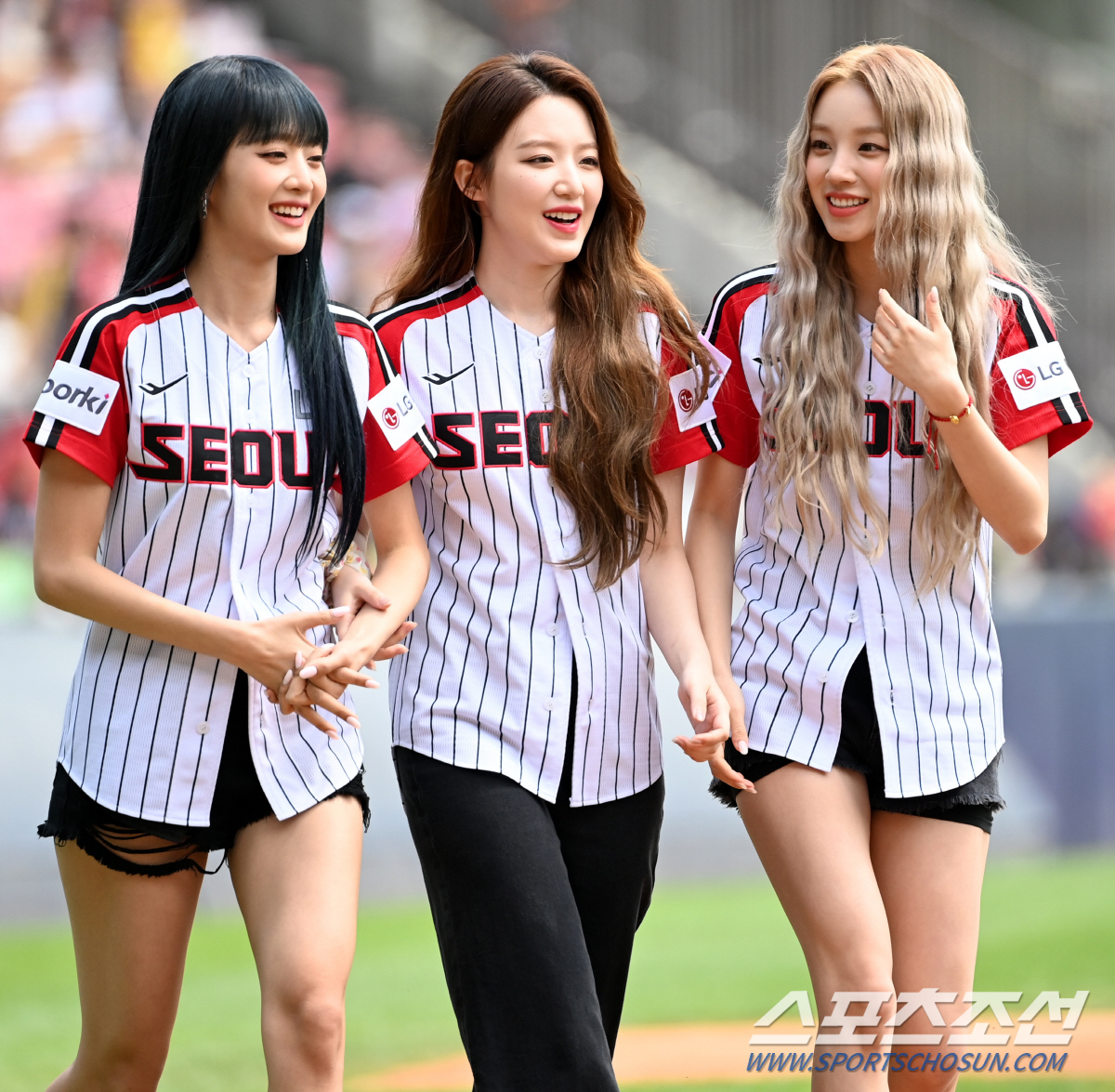 (여자)아이들 미연의 시구, 야구장 밝힌 청순미모[잠실 현장]