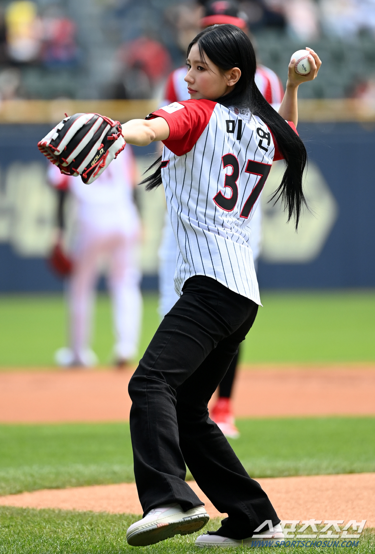 (여자)아이들 미연의 시구, 야구장 밝힌 청순미모[잠실 현장]