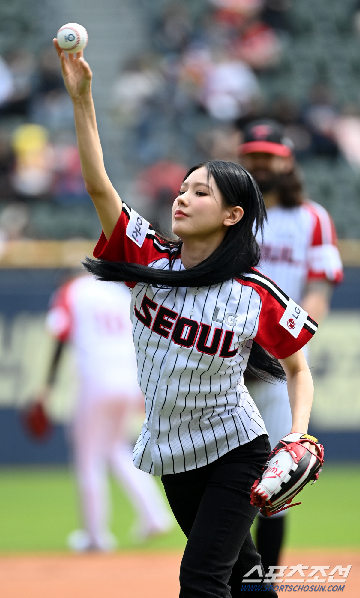 (여자)아이들 미연의 시구, 야구장 밝힌 청순미모[잠실 현장]