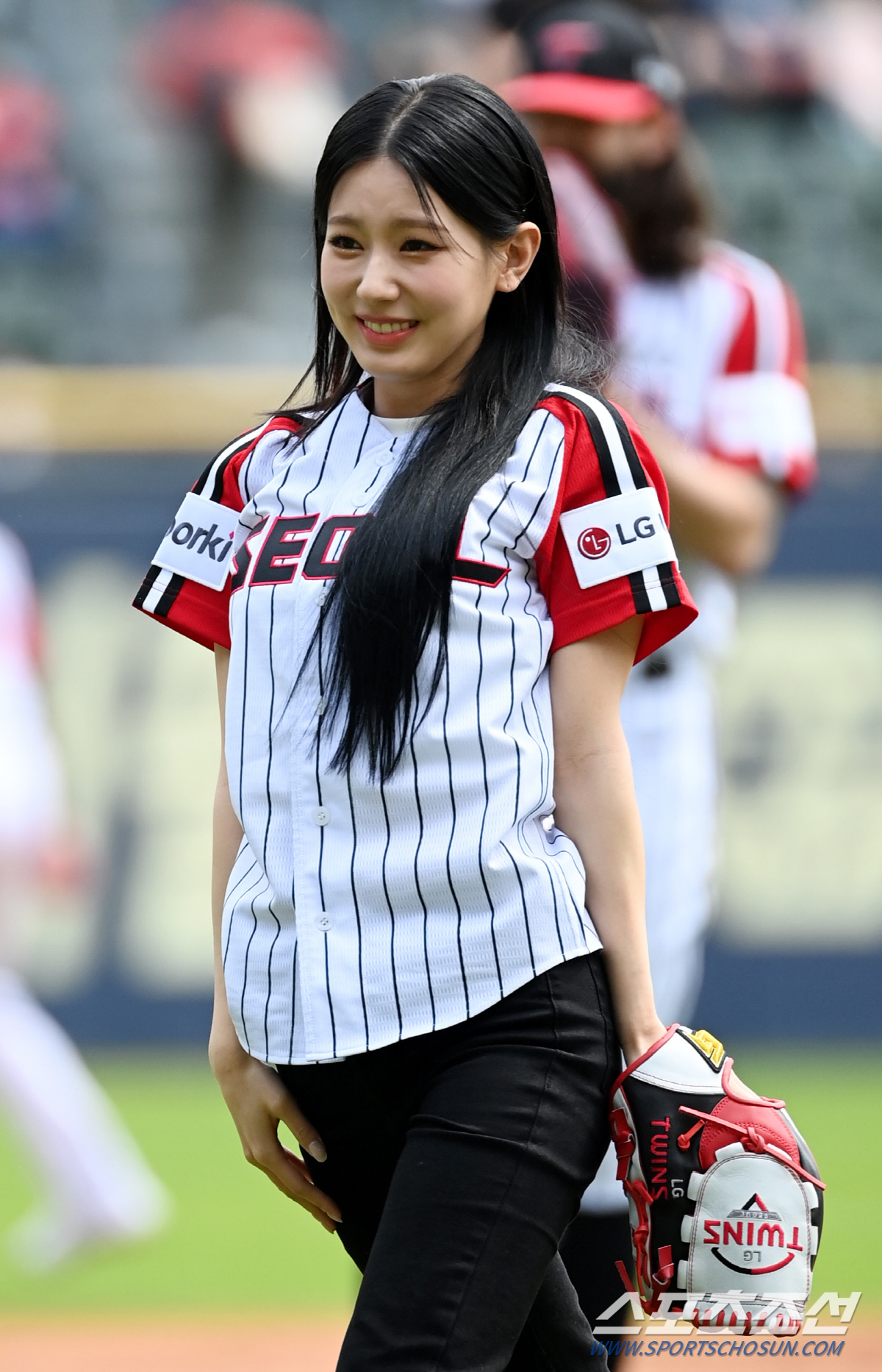 (여자)아이들 미연의 시구, 야구장 밝힌 청순미모[잠실 현장]