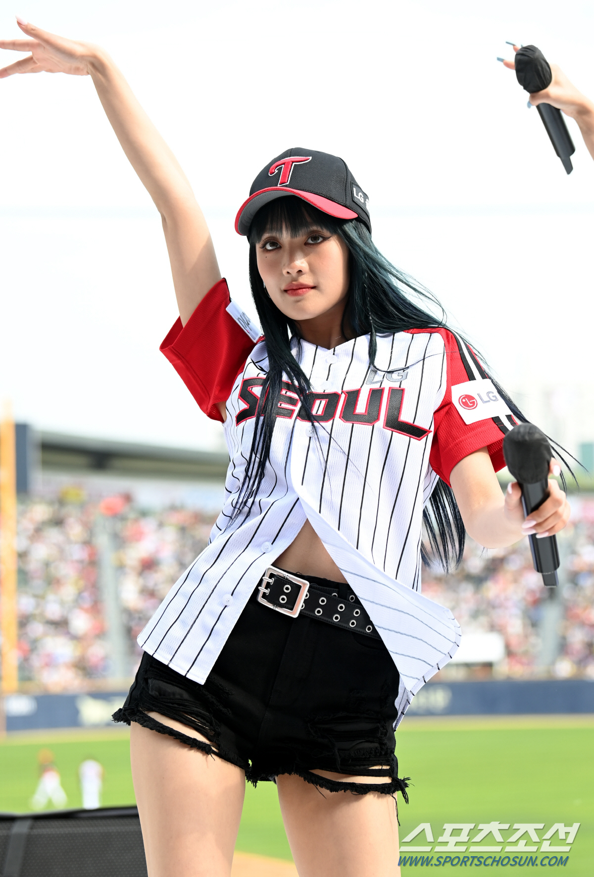 (여자)아이들 미연의 시구, 야구장 밝힌 청순미모[잠실 현장]