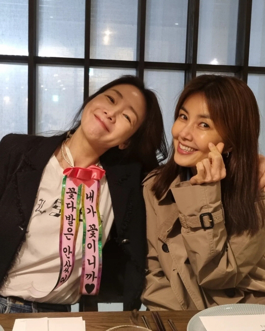 최지우, 생일선물도 남다르네..."내가 꽃이니까♥" 인간 화환 변신