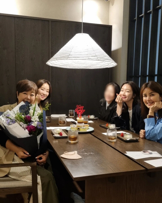 최지우, 생일선물도 남다르네..."내가 꽃이니까♥" 인간 화환 변신
