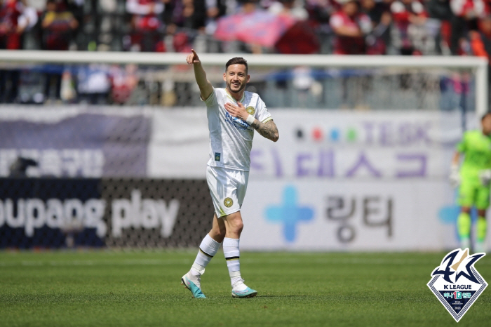 '적토마의 팀' 김포, 9경기 연속 무패+K리그2 최강 김천도 꺾고 선두…