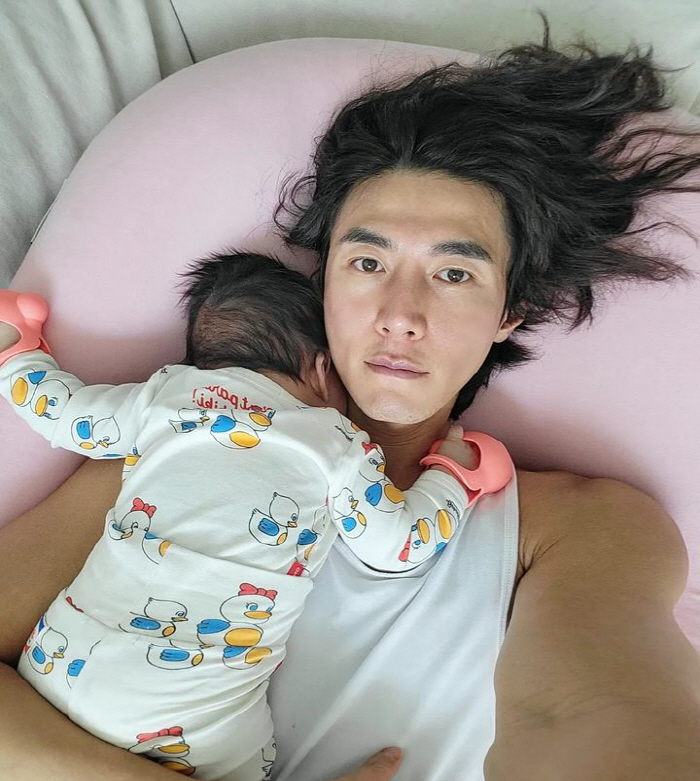 송재희, 상의 탈의하고 육아…♥지소연에 혼날 각오하면서 자랑