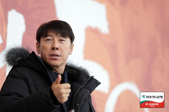 명예의 전당 헌액된 '레전드' 신태용 감독 "가문의 영광이다"