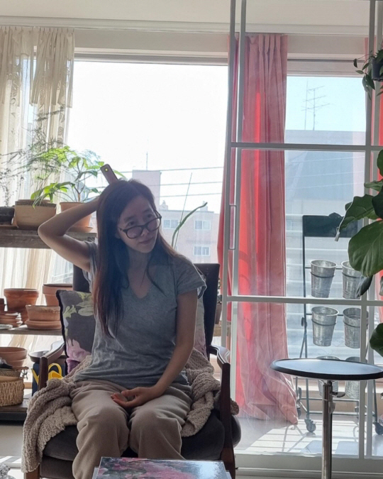 강수지, 父 안경·효자손 쓰고 뭉클 "아빠 기일...냄새도 그리워"