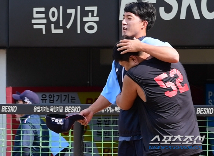 '웃으며 만난 양팀 클로져' 김원중-정해영 '경기후엔 한명만 웃는다' […