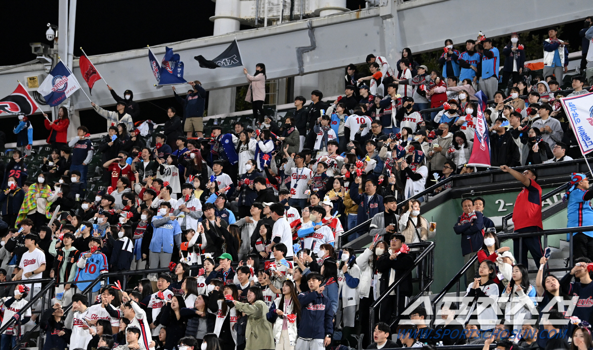 "부산갈매기 떼창, 전율 돋았다" 투타 넘버원 보유했지만…적장도 감탄한 …