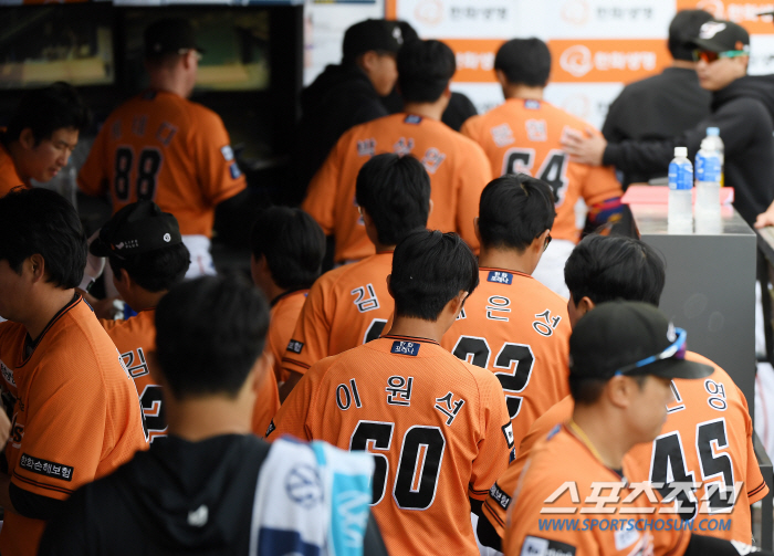 "5이닝도 못 던지면 어쩌란 말인가" 한화 선발 평균 4.1이닝-78구,…