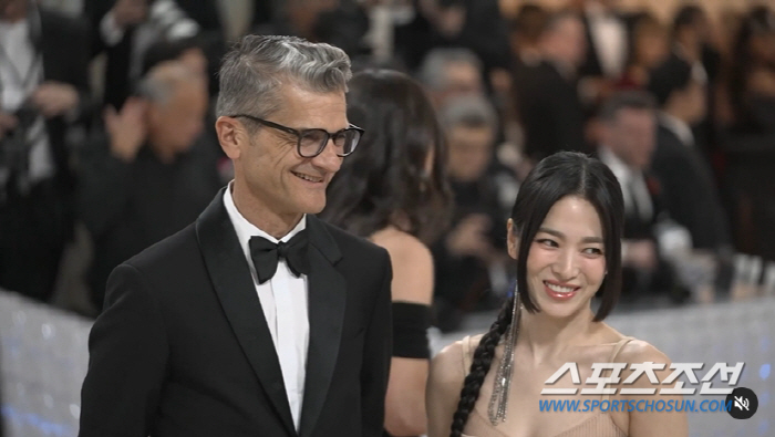 송혜교, 눈 한번 '찡긋'했을 뿐인데 뉴욕이 '들썩'! '42세'가 믿기…