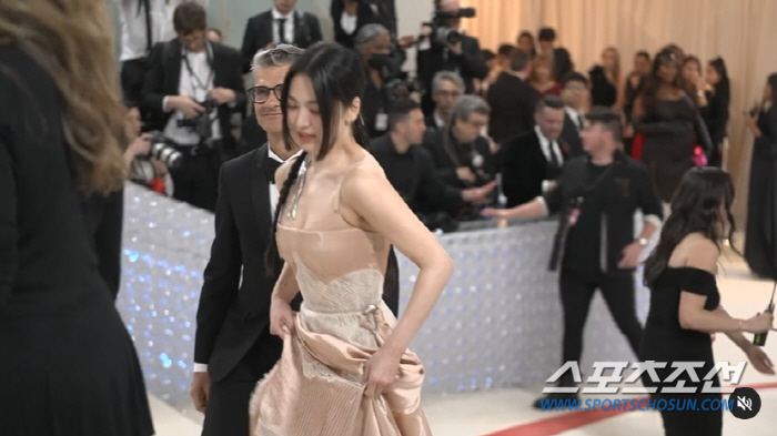 송혜교, 눈 한번 '찡긋'했을 뿐인데 뉴욕이 '들썩'! '42세'가 믿기…