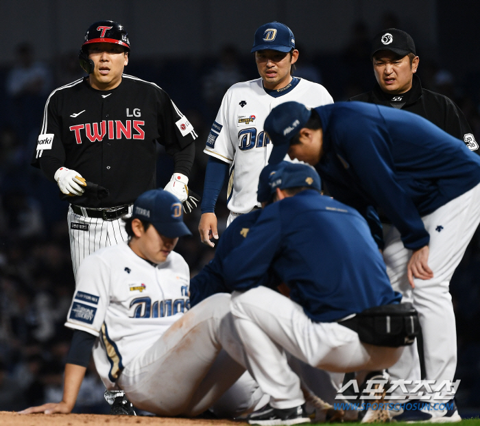 '정말 괜찮은 거지?' 훈훈한 동료애...강습 타구 맞고 쓰러진 후배에게…