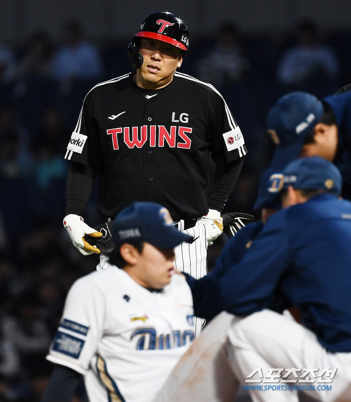 '정말 괜찮은 거지?' 훈훈한 동료애...강습 타구 맞고 쓰러진 후배에게…