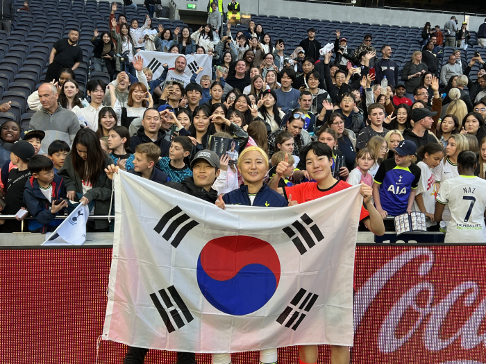 토트넘 vs 브라이턴 여자 경기에서도 태극기 물결! 주영한국문화원 교민 …