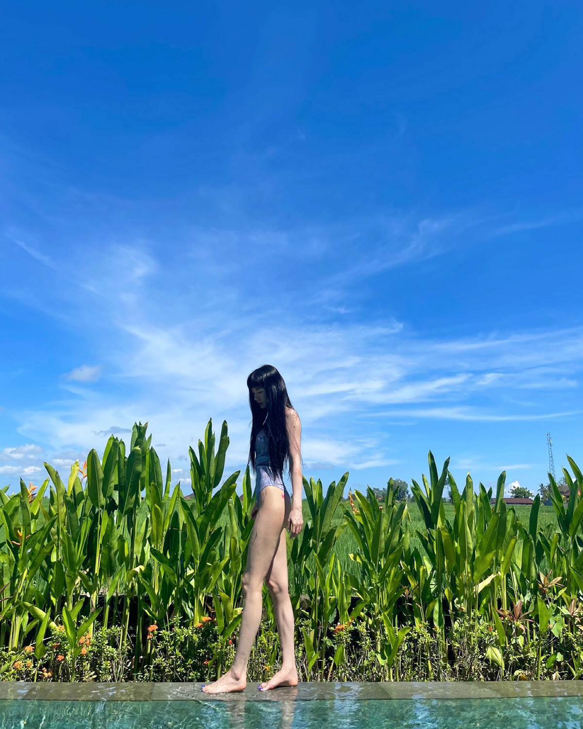 나나, 전신타투보다 더 화끈한 수영복 몸매...비현실적 다리 길이