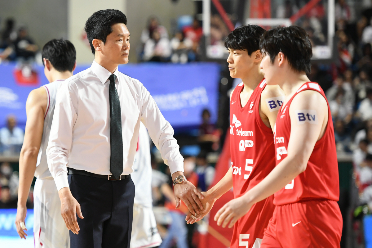 [현장분석] "마네킹즈 막내의 반란" 오재현 결승 3점포. SK 최대분수…