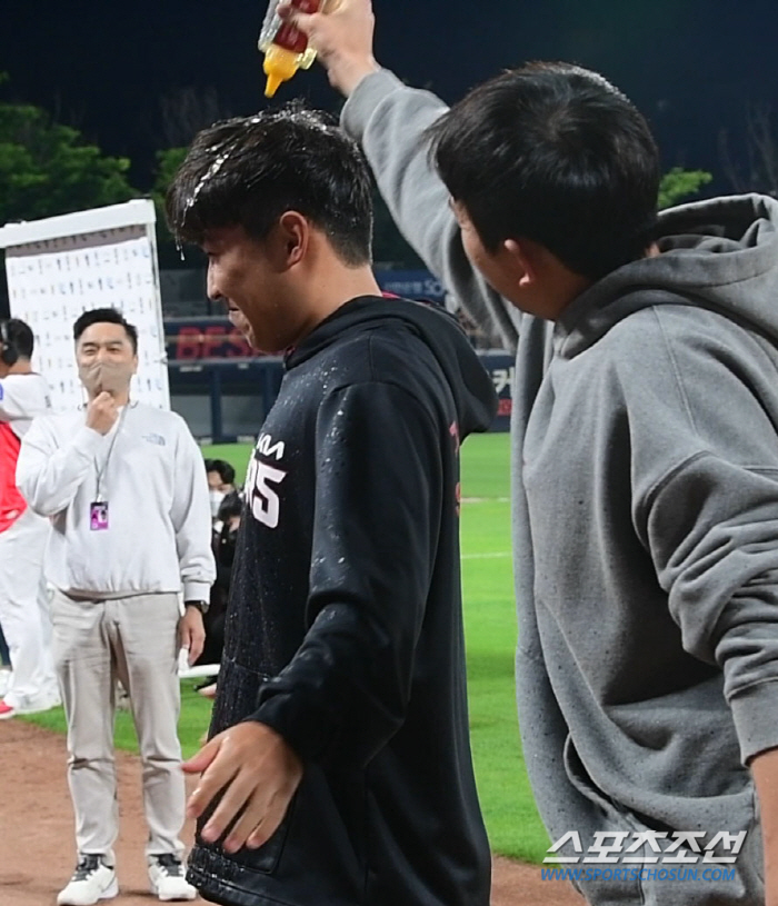 냉수와 벌꿀에 이어 '데뷔 첫승' 윤영철을 덮친 붉은색의 액체 [광주 현…
