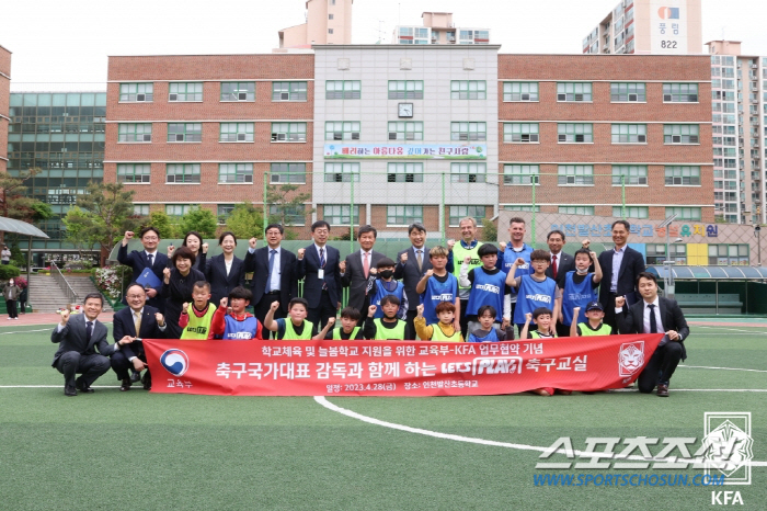 "돌아온 학교체육의 봄" 아이들이 맘껏 뛰어노는 '축구'늘봄학교' 이주호…