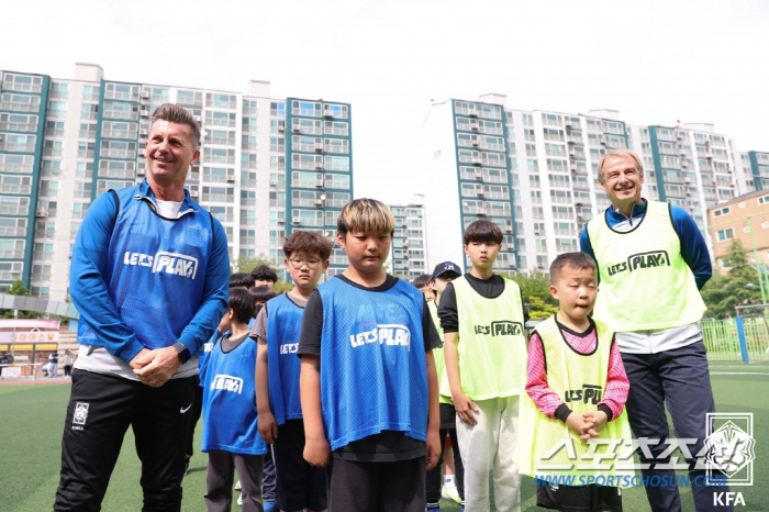 "돌아온 학교체육의 봄" 아이들이 맘껏 뛰어노는 '축구'늘봄학교' 이주호…
