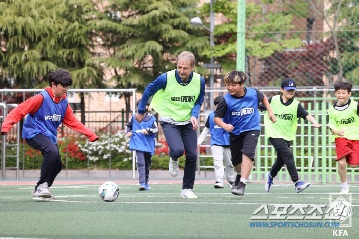 "돌아온 학교체육의 봄" 아이들이 맘껏 뛰어노는 '축구'늘봄학교' 이주호…