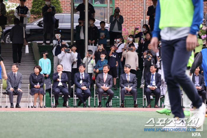 "돌아온 학교체육의 봄" 아이들이 맘껏 뛰어노는 '축구'늘봄학교' 이주호…