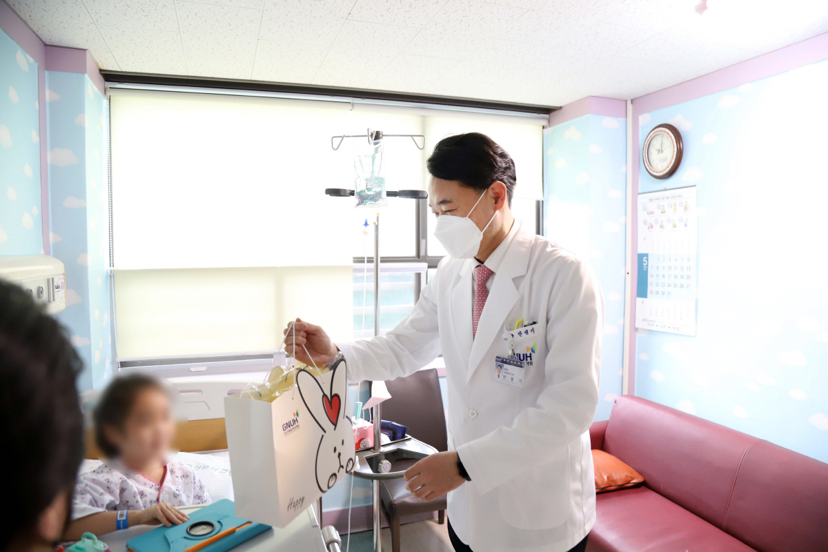 경상국립대병원, 어린이날 앞두고 환아들에 선물 전달