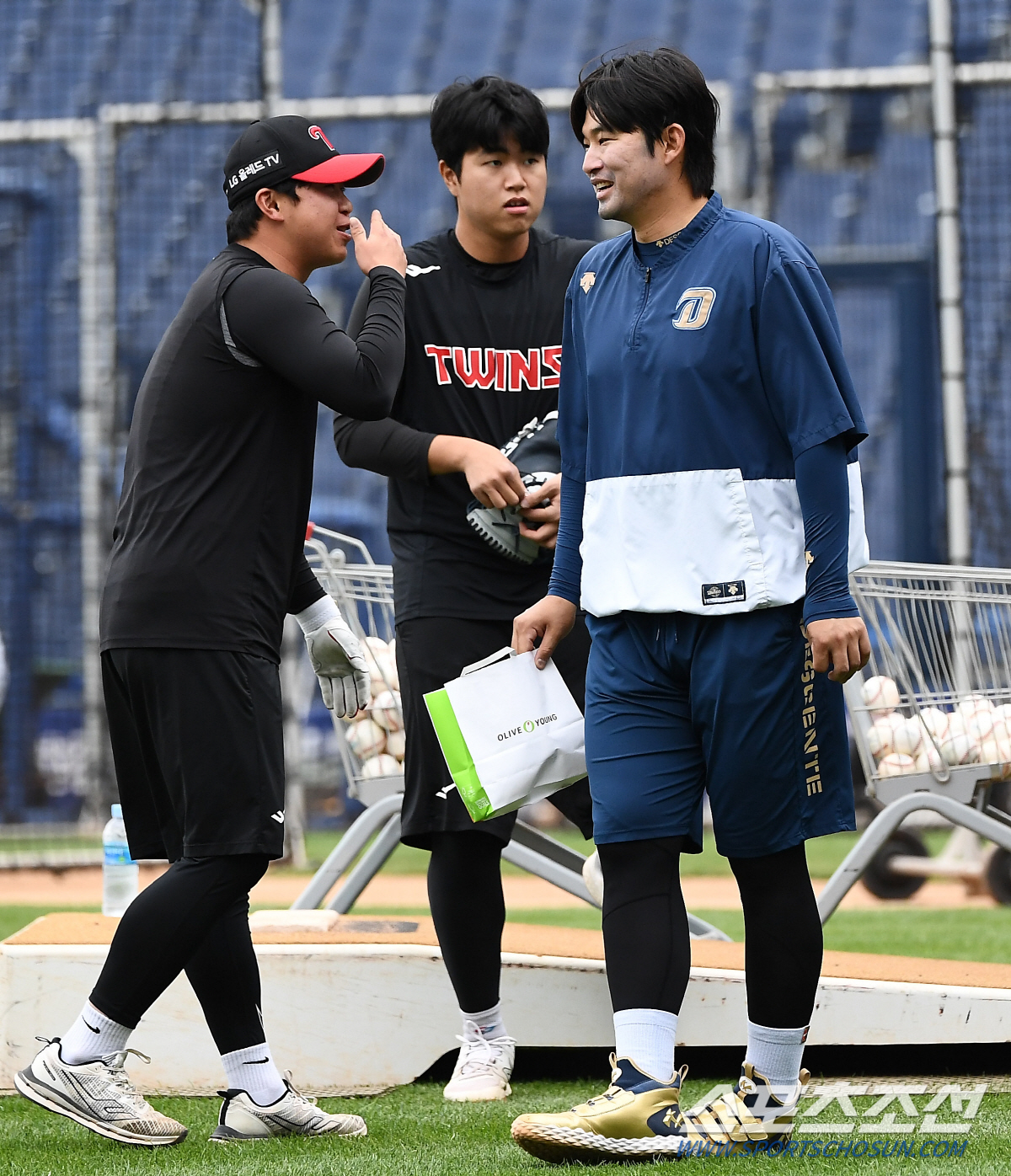 '칭찬받고 미소' LG 더그아웃 찾은 NC 윤형준...'코치님 반가워요'…
