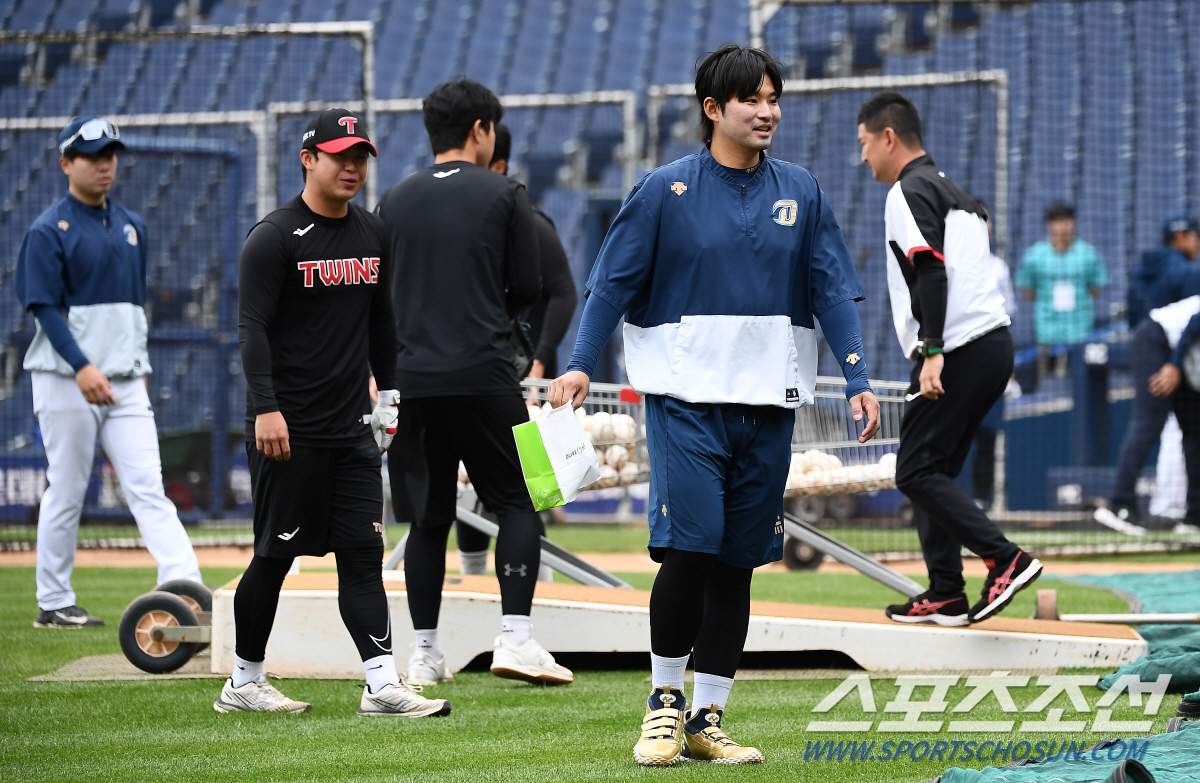 '칭찬받고 미소' LG 더그아웃 찾은 NC 윤형준...'코치님 반가워요'…