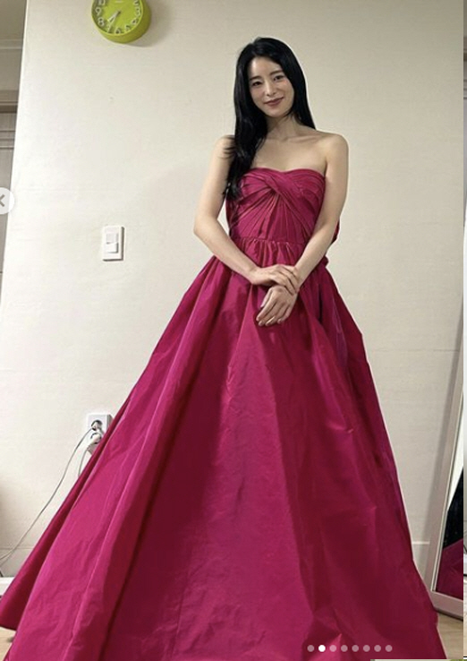 "이도현♥'  임지연 '백상' 드레스 픽 비하인드 공개 "입고 또 입고"