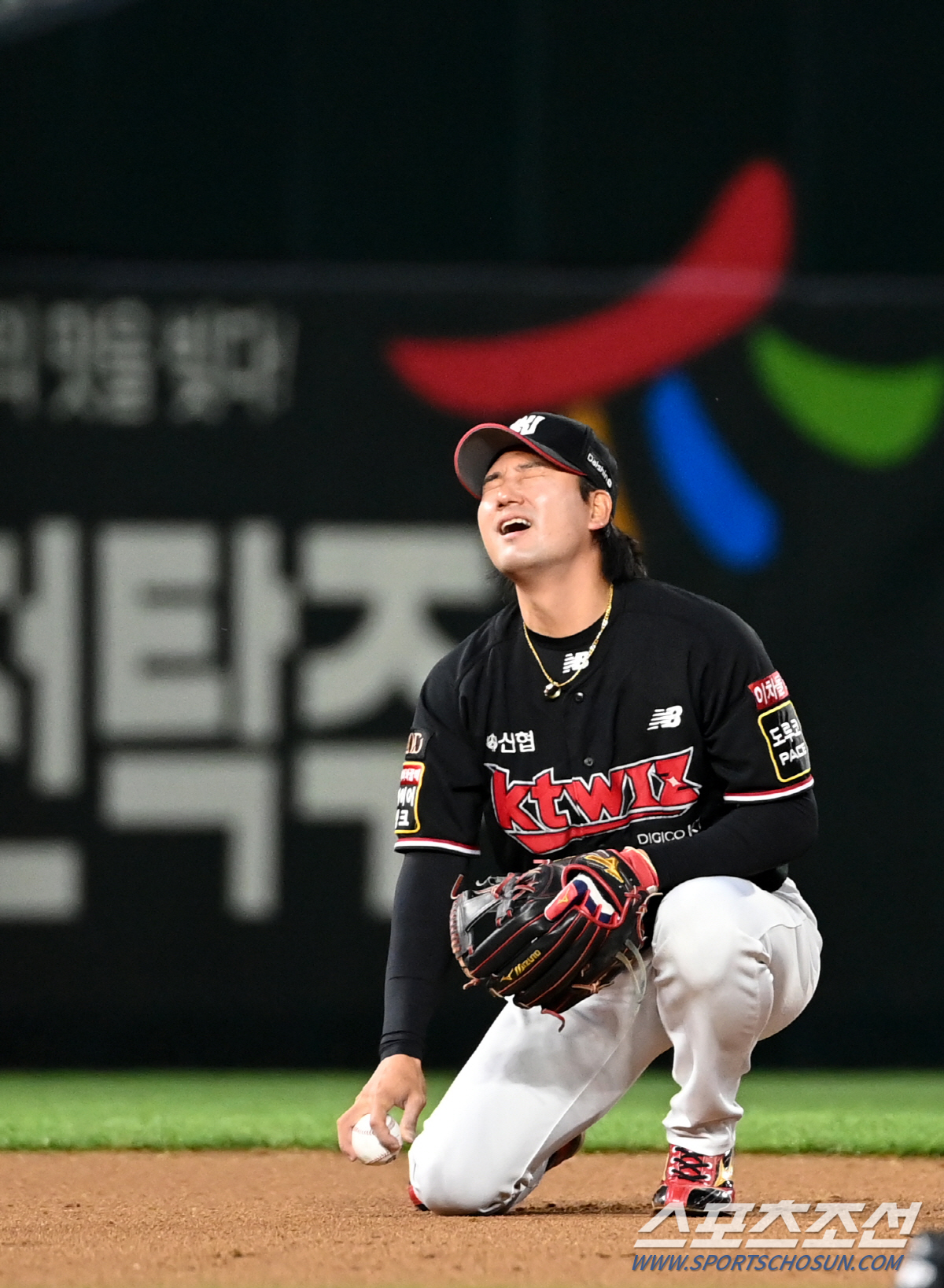아찔한 실책→강습타구 막아낸 호수비에 울고 웃은 수비만렙 FA 유격수, …