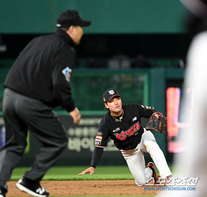 아찔한 실책→강습타구 막아낸 호수비에 울고 웃은 수비만렙 FA 유격수, …