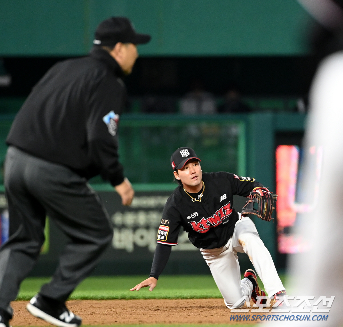 아찔한 실책→강습타구 막아낸 호수비에 울고 웃은 수비만렙 FA 유격수, …