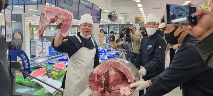 매대 줄이고 볼거리 늘린 이마트 연수점…매출 18% 늘어 리뉴어 효과 '…