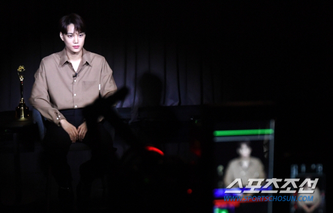 [종합] "준비한 것 많았는데 아쉬워"..엑소 카이, 갑작스런 입대에 눈…