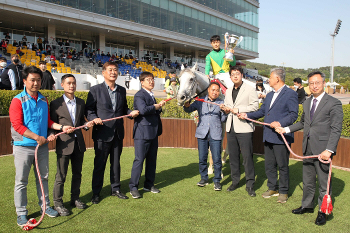 [경마]베텔게우스, 삼관경주 첫 관문 'KRA컵 마일' 우승… 이변은 없…