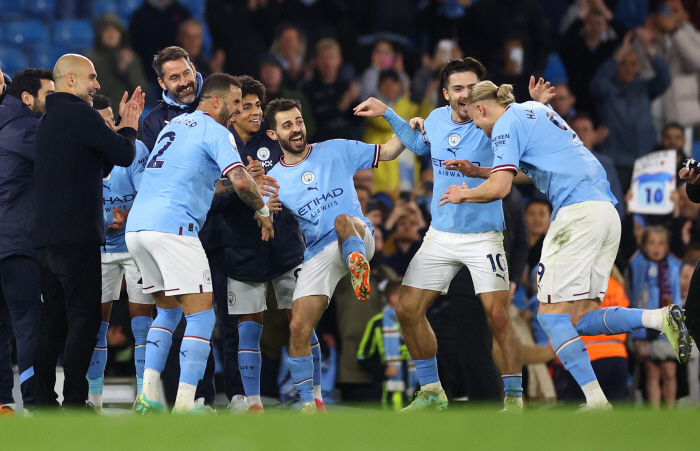 'EPL 35호골 신기록' 세우고 집단 '인디안밥' 당한 페노메논 홀란……