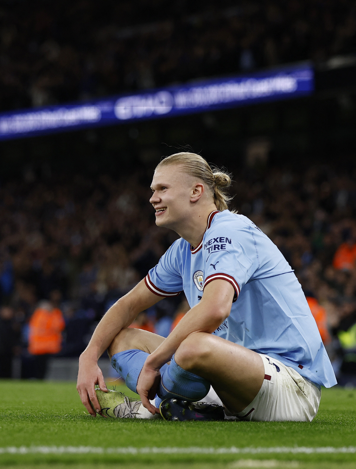 'EPL 35호골 신기록' 세우고 집단 '인디안밥' 당한 페노메논 홀란……